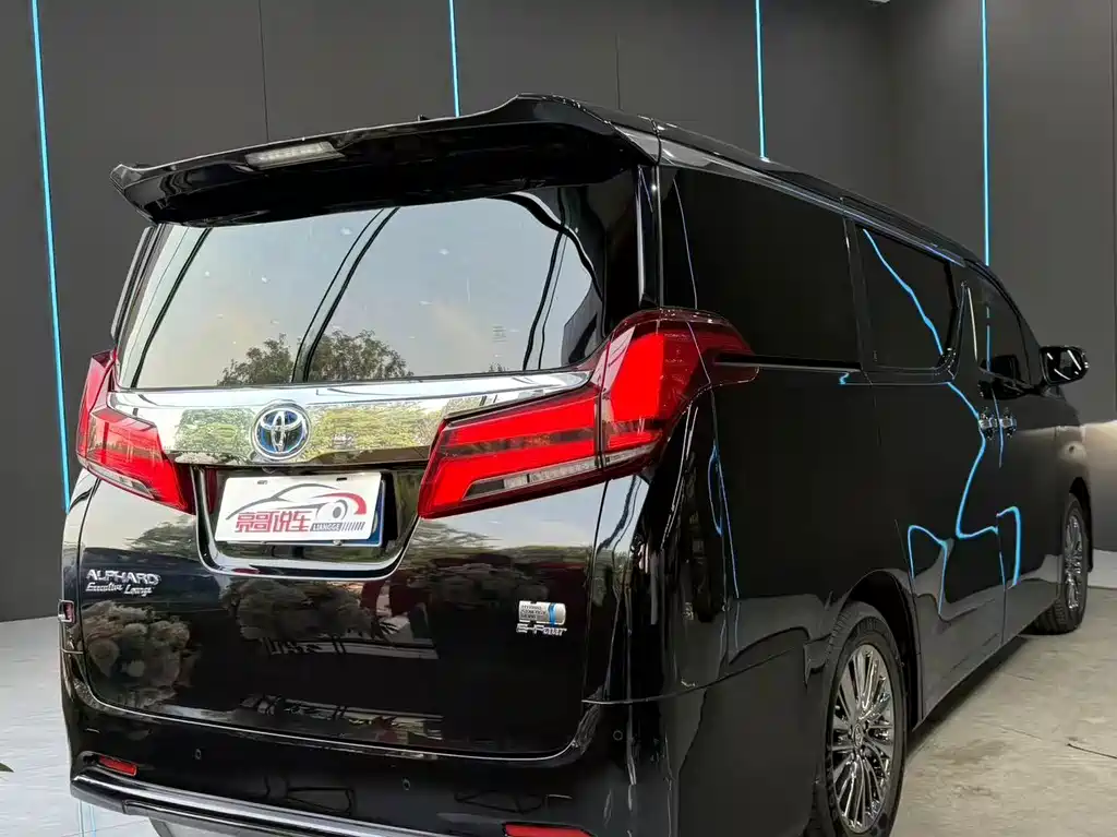 Toyota Alphard — фото 8