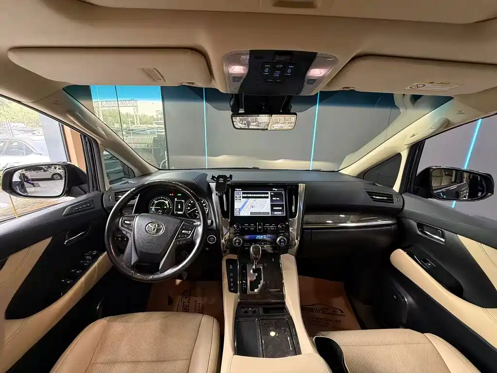 Toyota Alphard — фото 9