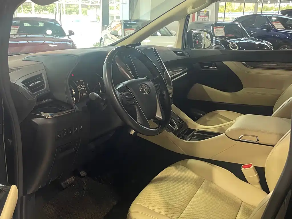 Toyota Alphard — фото 2