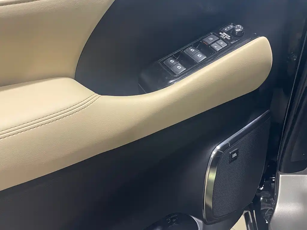 Toyota Alphard — фото 3
