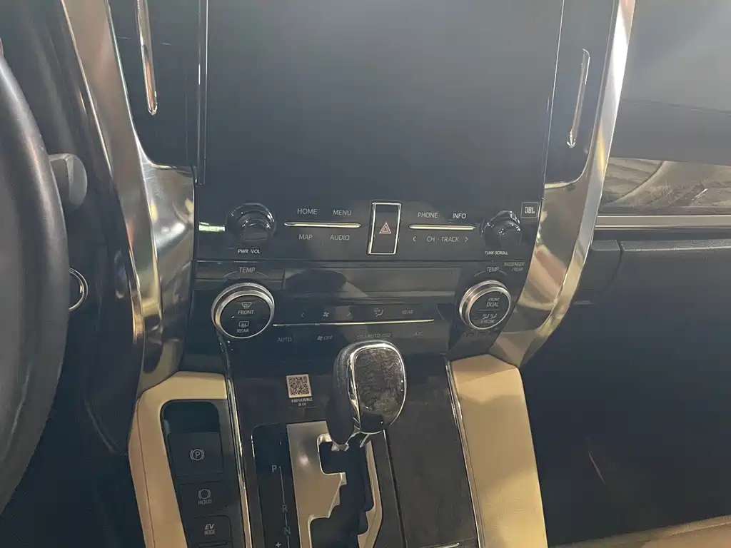 Toyota Alphard — фото 4