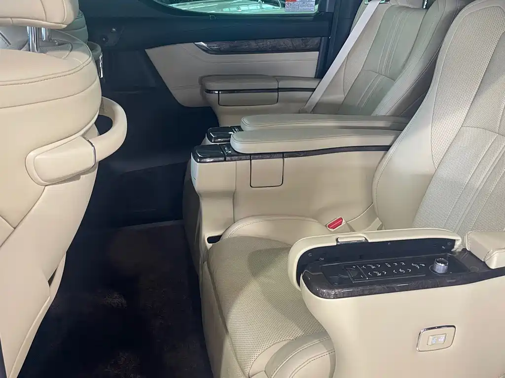 Toyota Alphard — фото 7