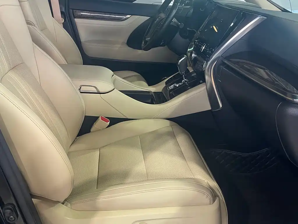 Toyota Alphard — фото 9