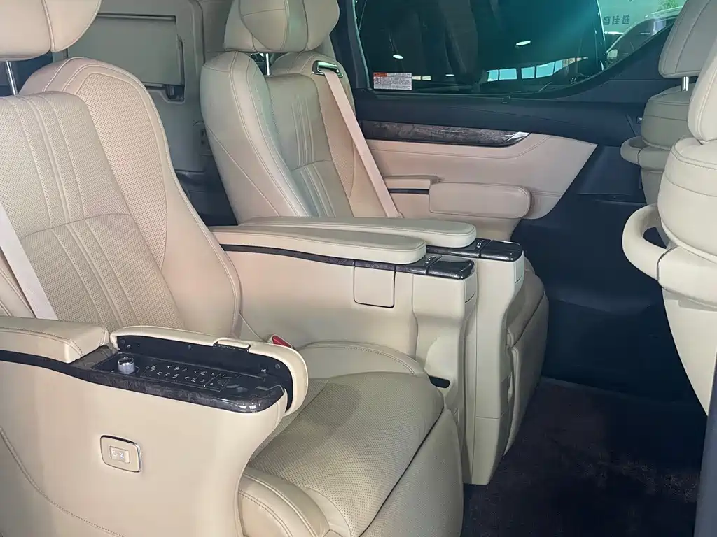 Toyota Alphard — фото 10