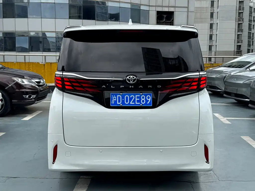 Toyota Alphard — фото 4