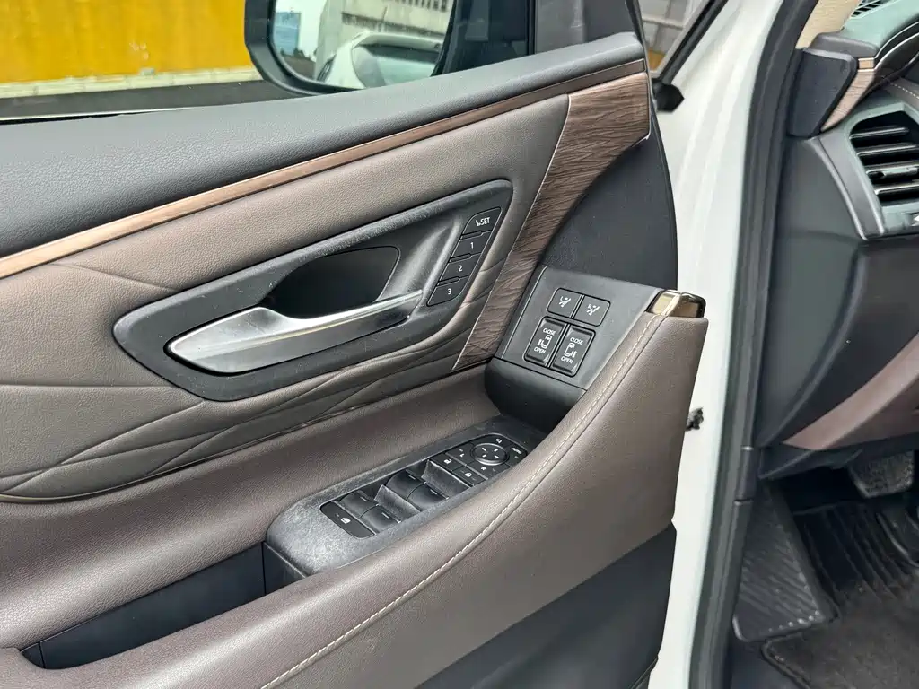 Toyota Alphard — фото 9