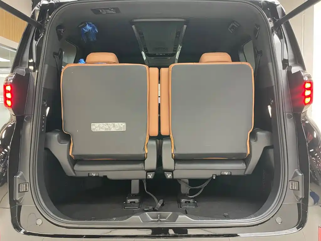 Toyota Alphard — фото 33