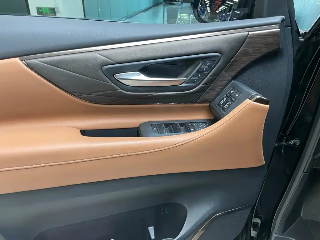Toyota Alphard — фото 7