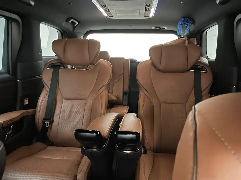 Toyota Alphard — фото 9
