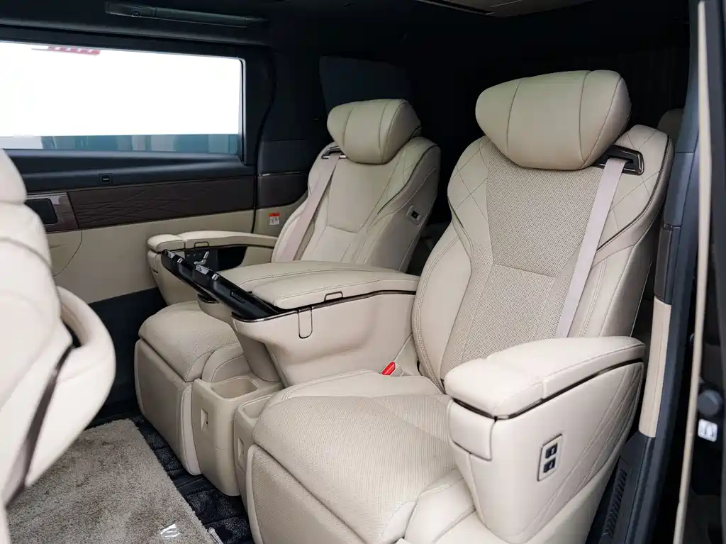 Toyota Alphard — фото 13