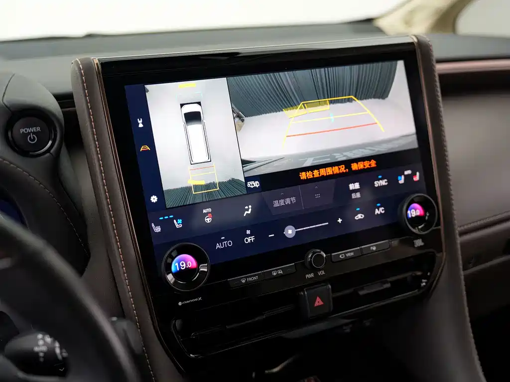Toyota Alphard — фото 17