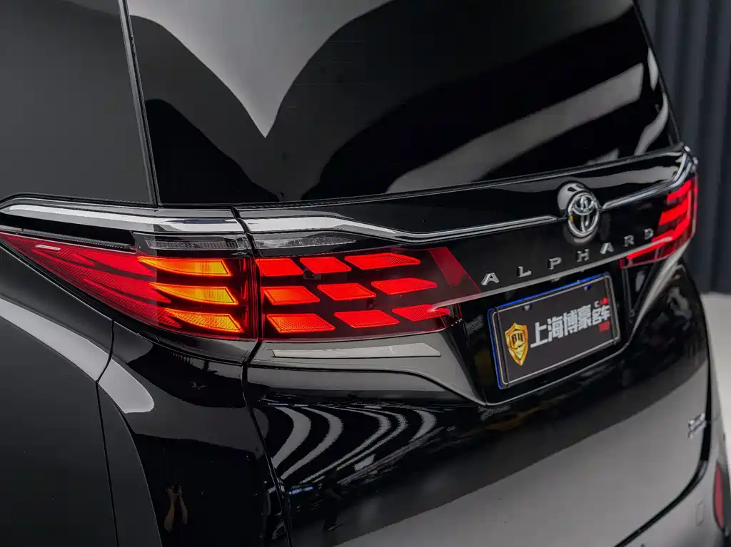 Toyota Alphard — фото 6
