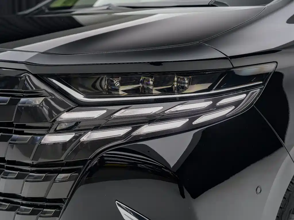 Toyota Alphard — фото 9
