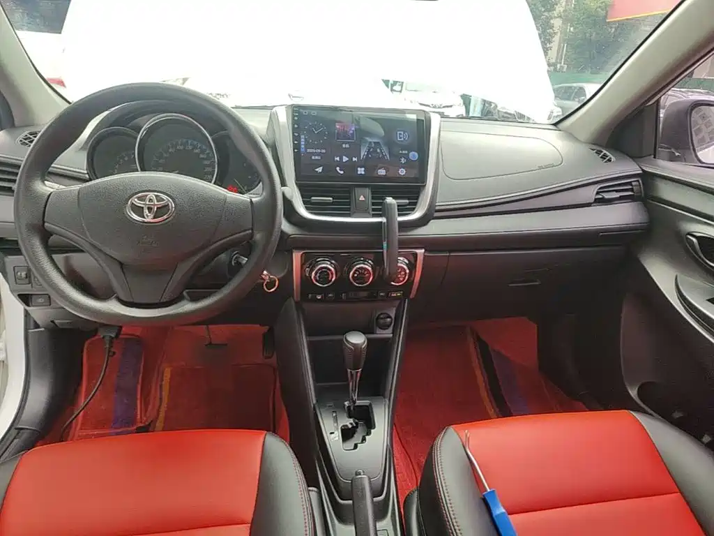 Toyota Yaris L — фото 10