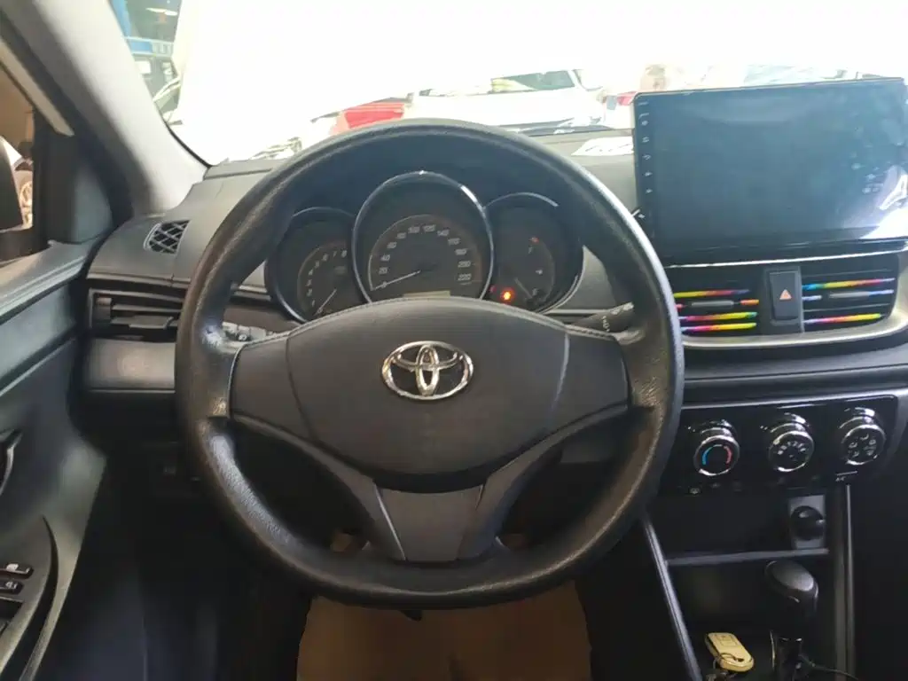 Toyota Yaris L — фото 11