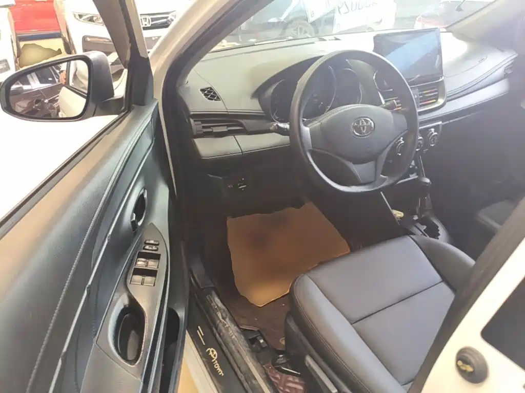 Toyota Yaris L — фото 16