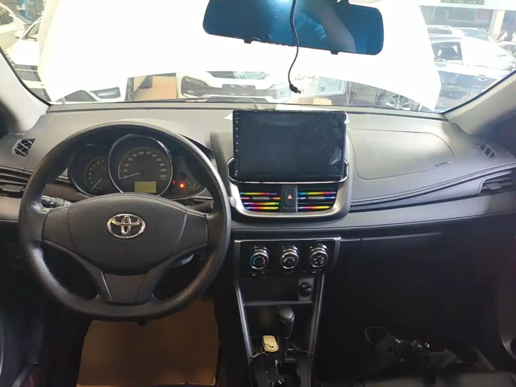 Toyota Yaris L — фото 10