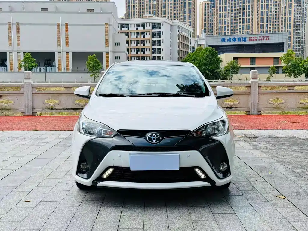 Toyota Yaris L — фото 2