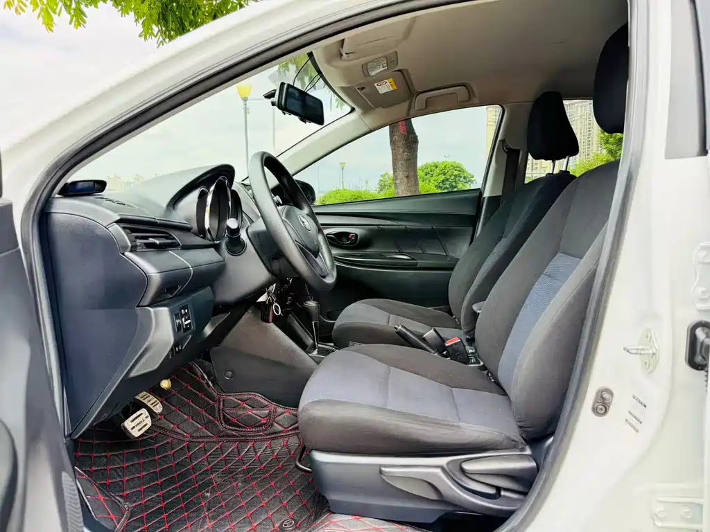Toyota Yaris L — фото 4