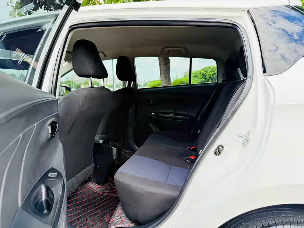 Toyota Yaris L — фото 6