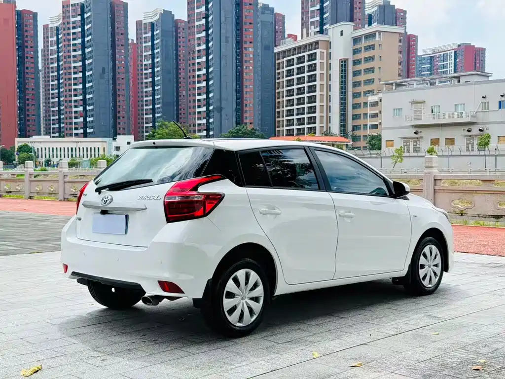 Toyota Yaris L — фото 7