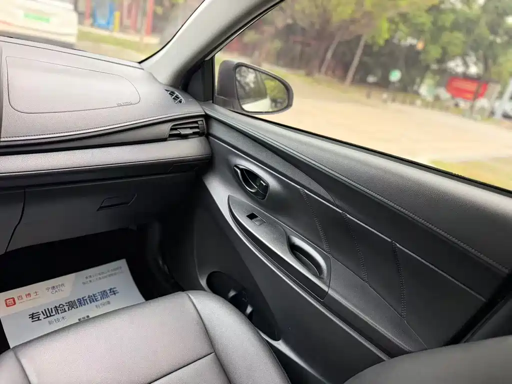 Toyota Yaris L — фото 11