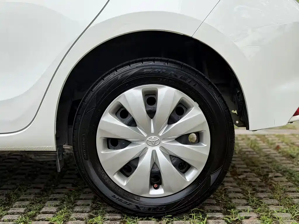 Toyota Yaris L — фото 14