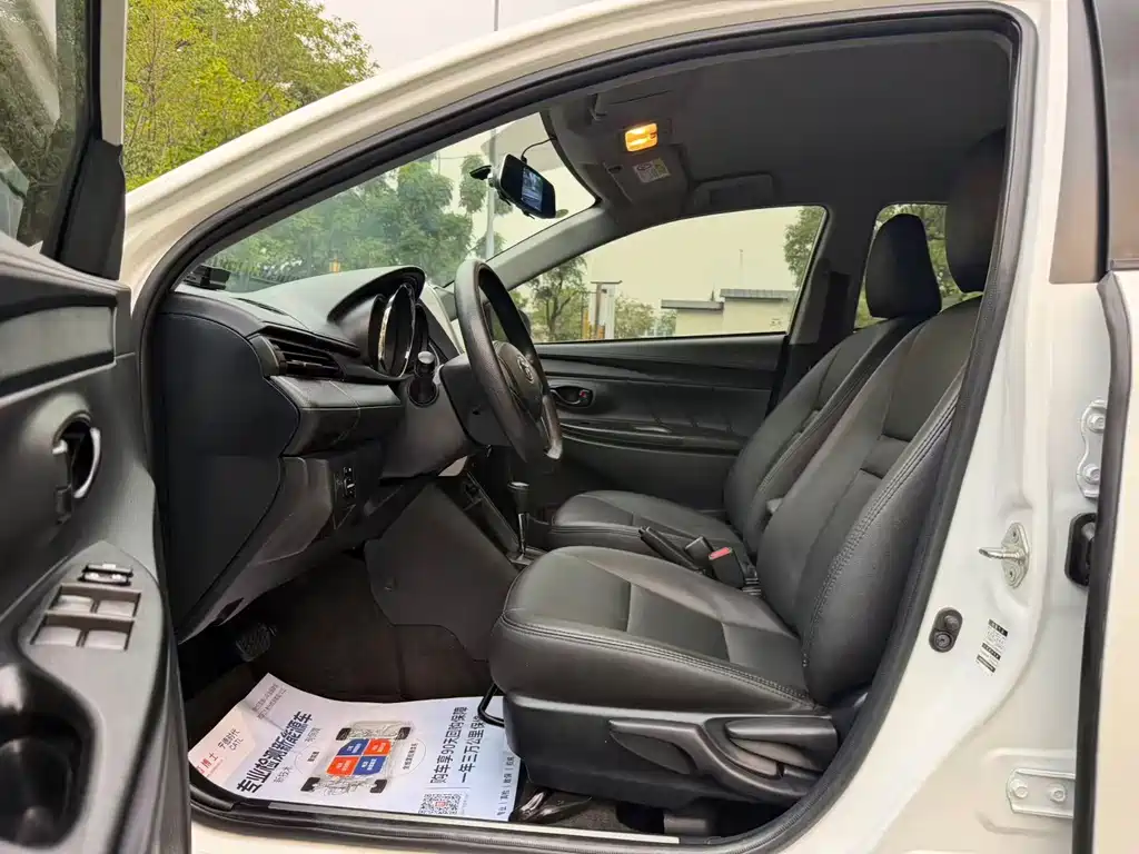 Toyota Yaris L — фото 4