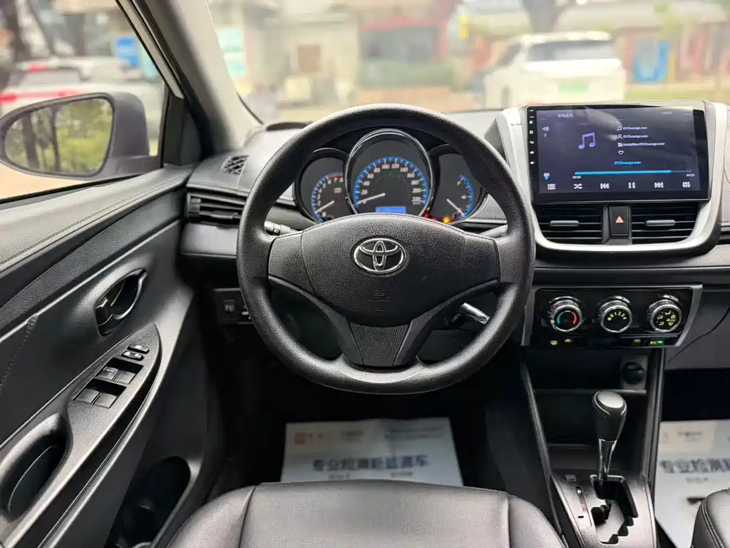 Toyota Yaris L — фото 10