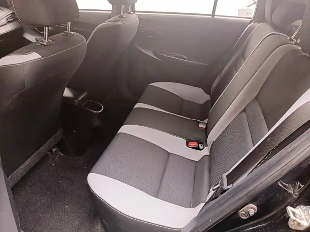 Toyota Yaris L — фото 17
