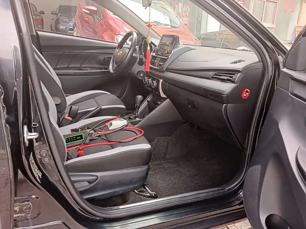 Toyota Yaris L — фото 25