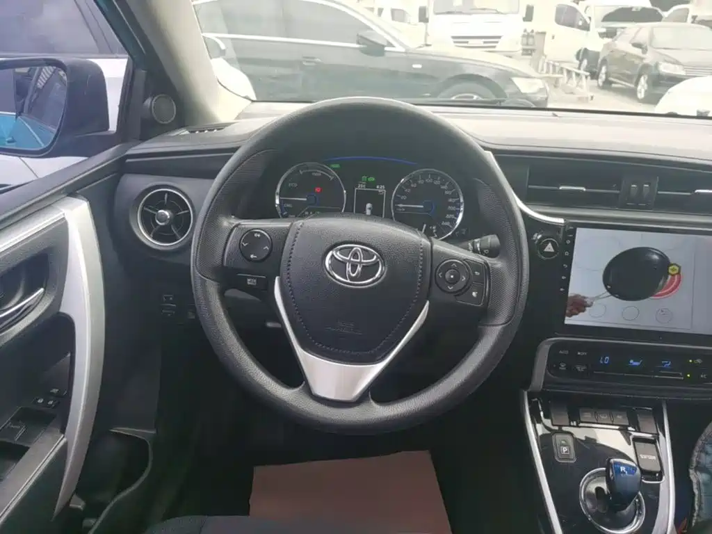 Toyota Corolla Hybrid — фото 11