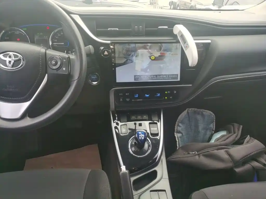 Toyota Corolla Hybrid — фото 13