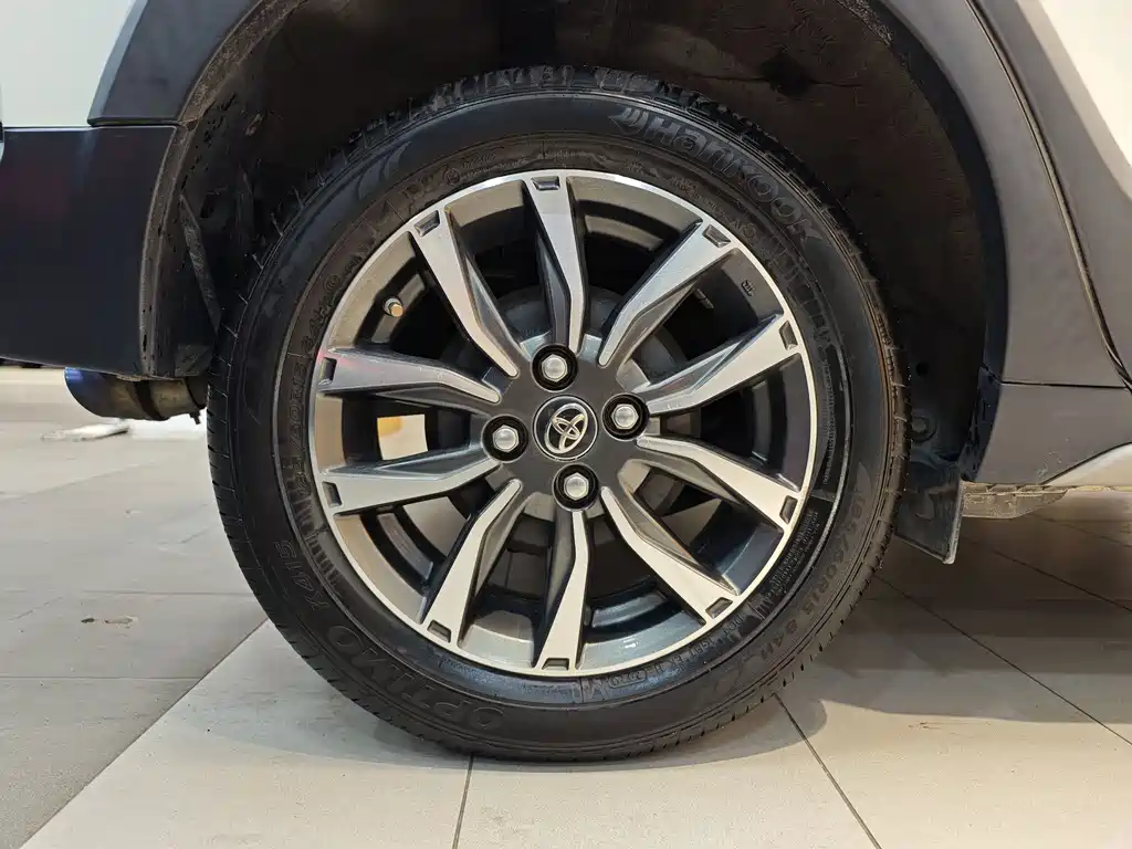 Toyota Yaris L — фото 30