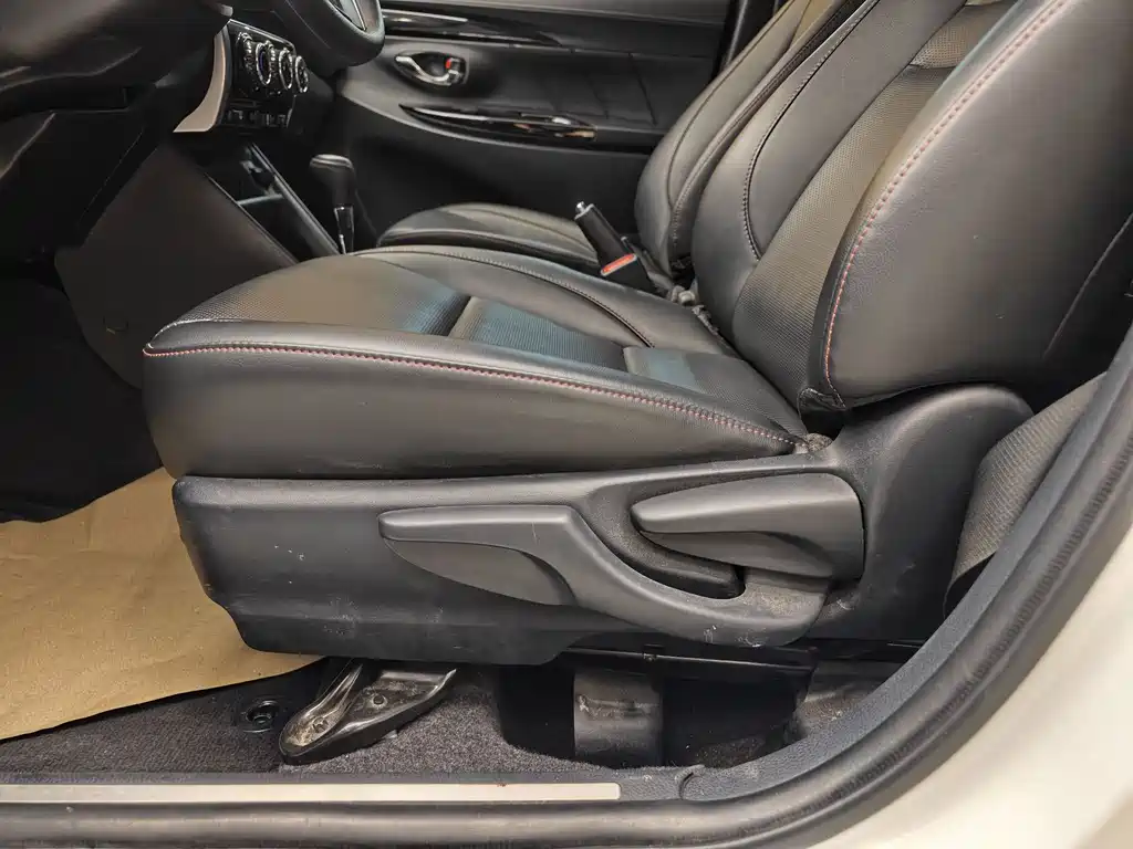 Toyota Yaris L — фото 10