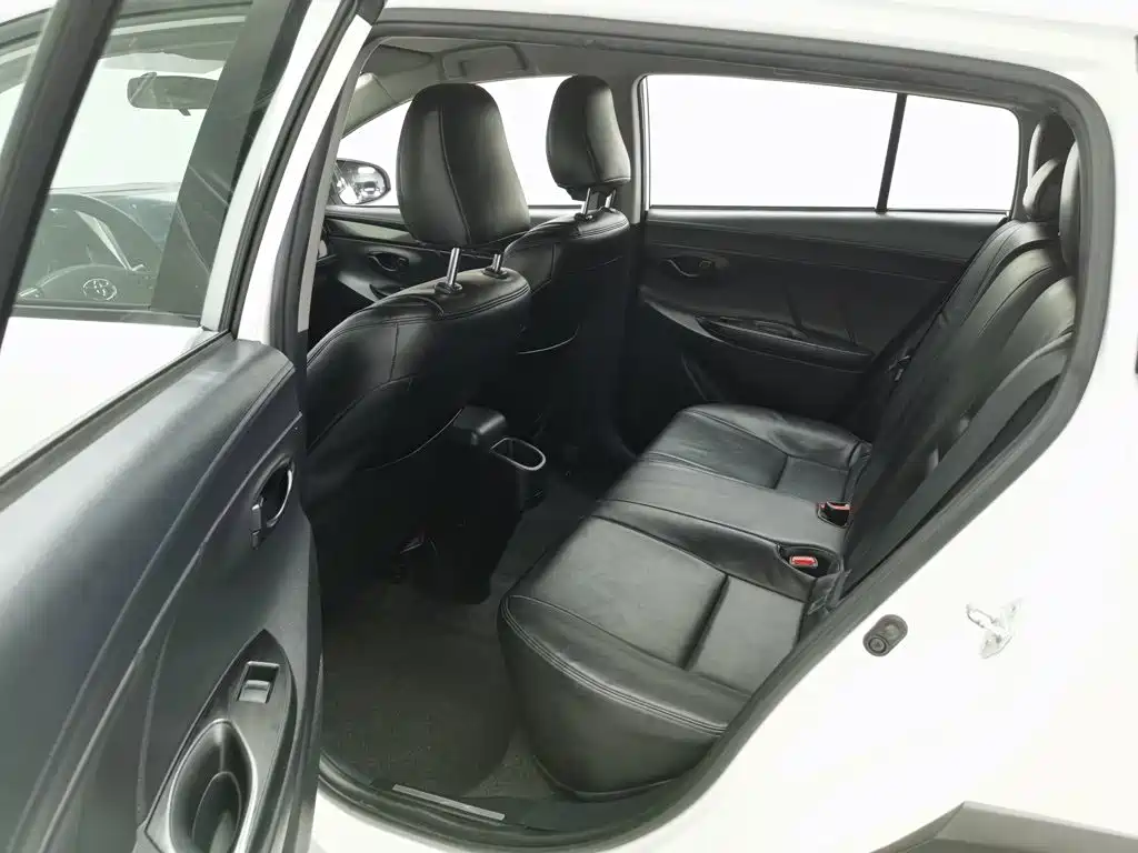Toyota Yaris L — фото 15