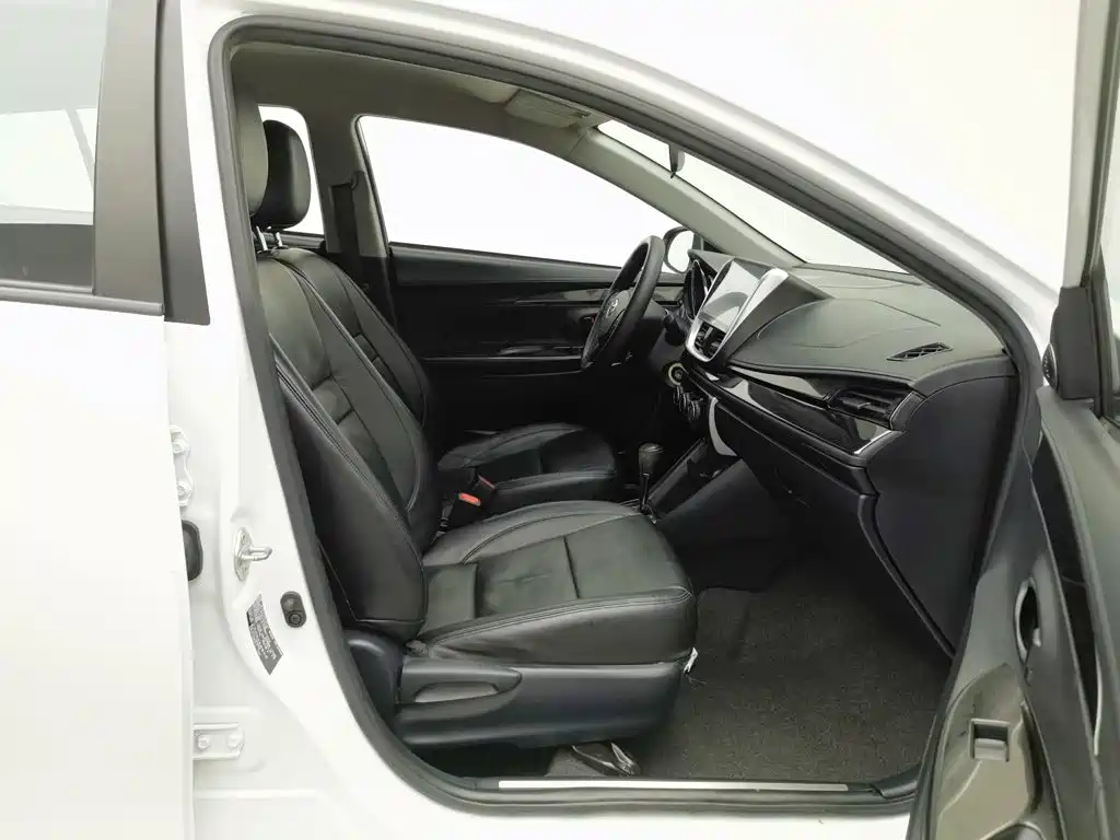 Toyota Yaris L — фото 23