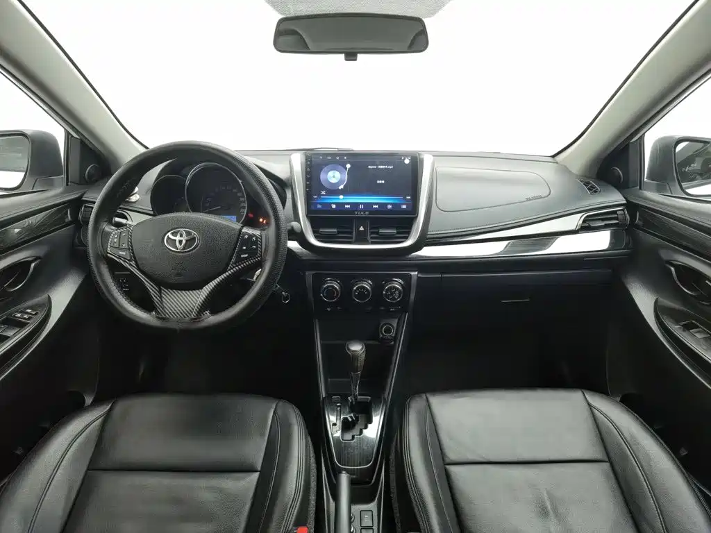 Toyota Yaris L — фото 5