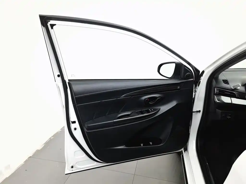Toyota Yaris L — фото 8