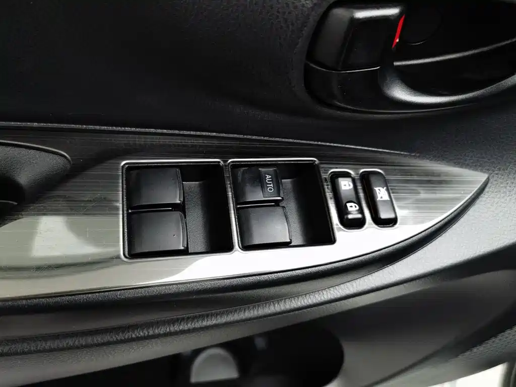 Toyota Yaris L — фото 9