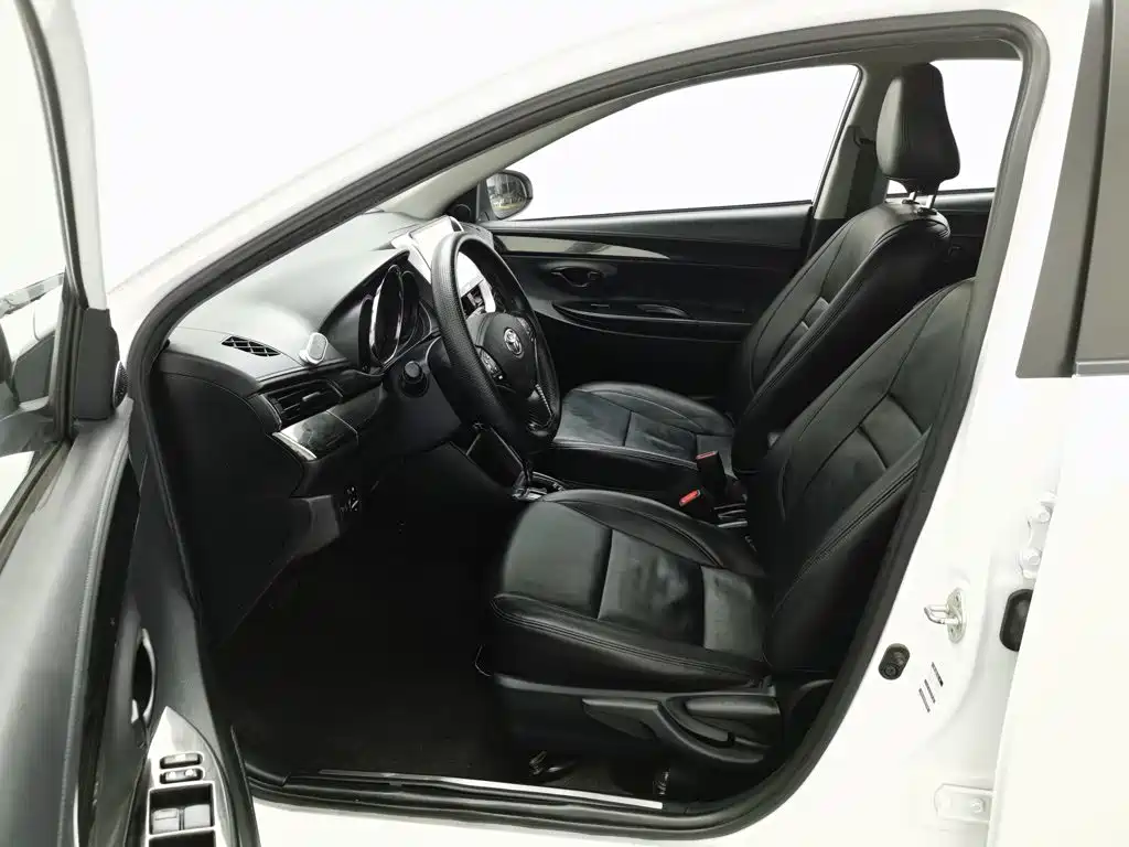 Toyota Yaris L — фото 10