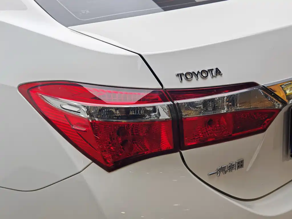 Toyota Corolla — фото 7
