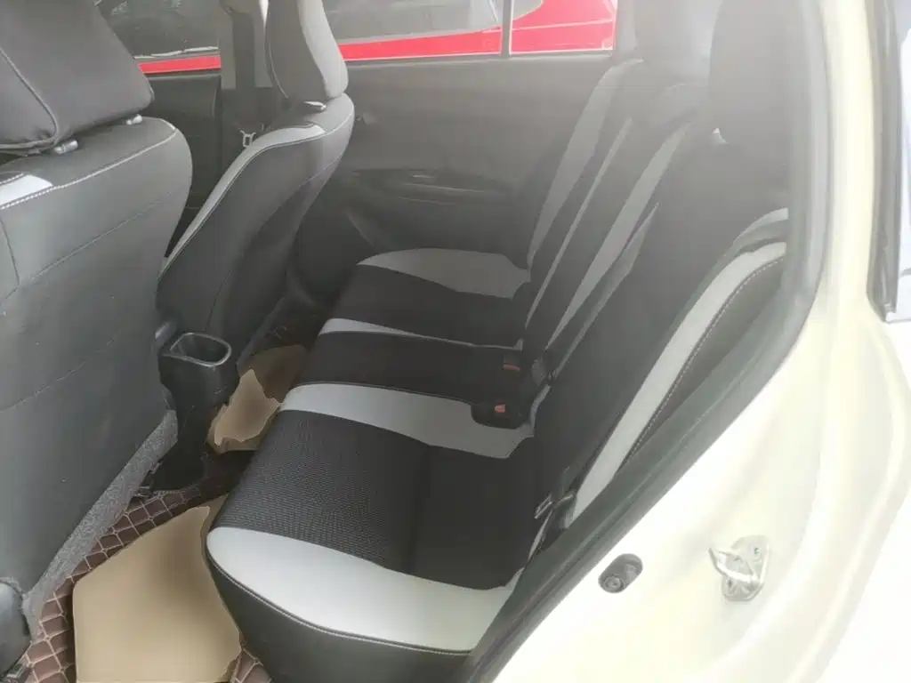 Toyota Yaris L — фото 17