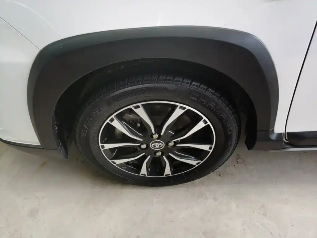 Toyota Yaris L — фото 23