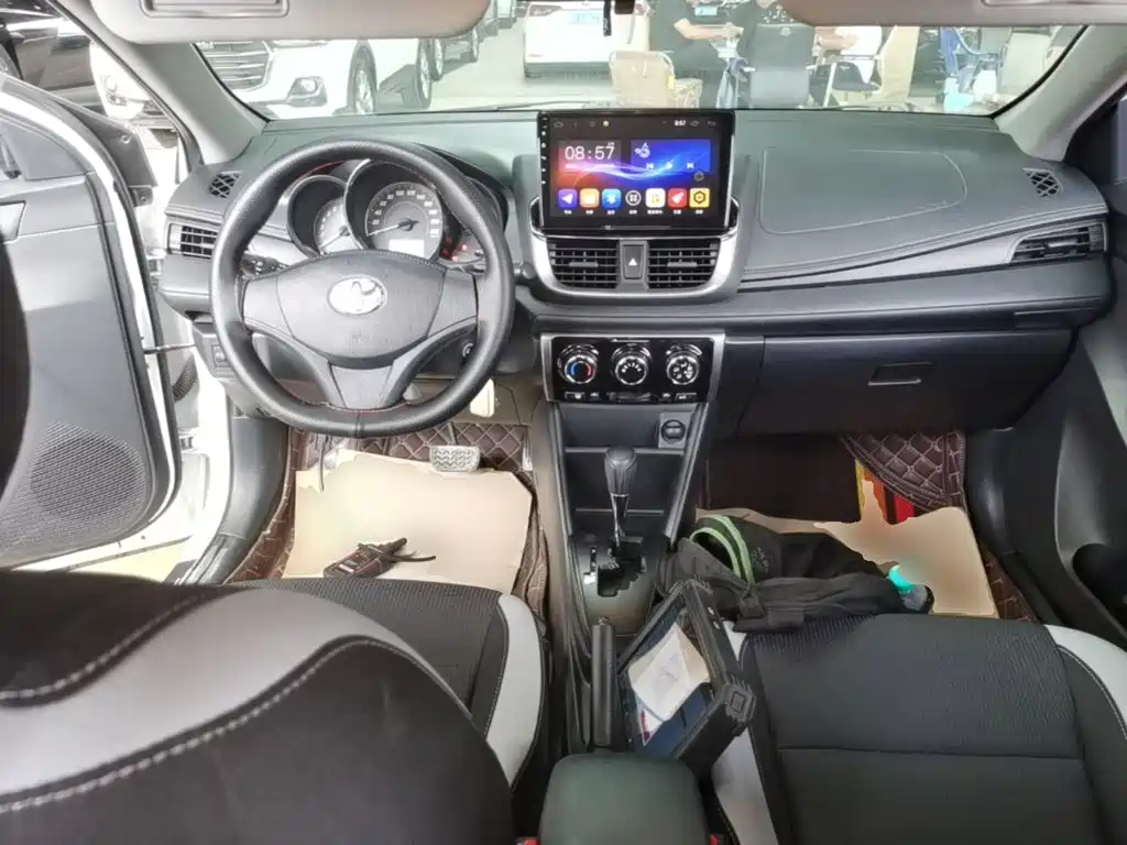 Toyota Yaris L — фото 10