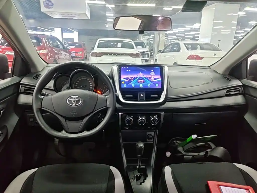 Toyota Yaris L — фото 10