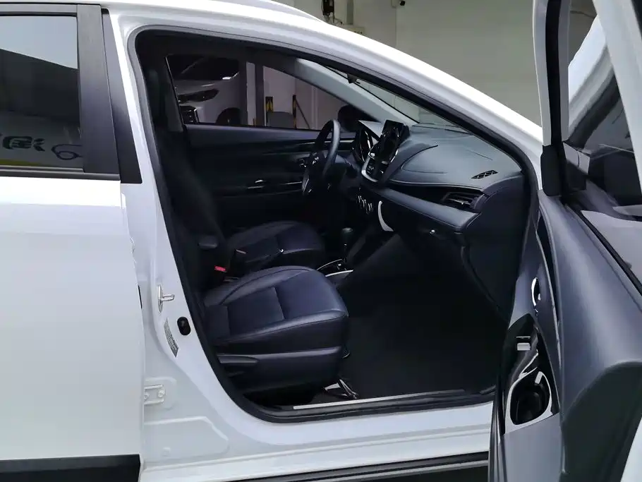 Toyota Yaris L — фото 8