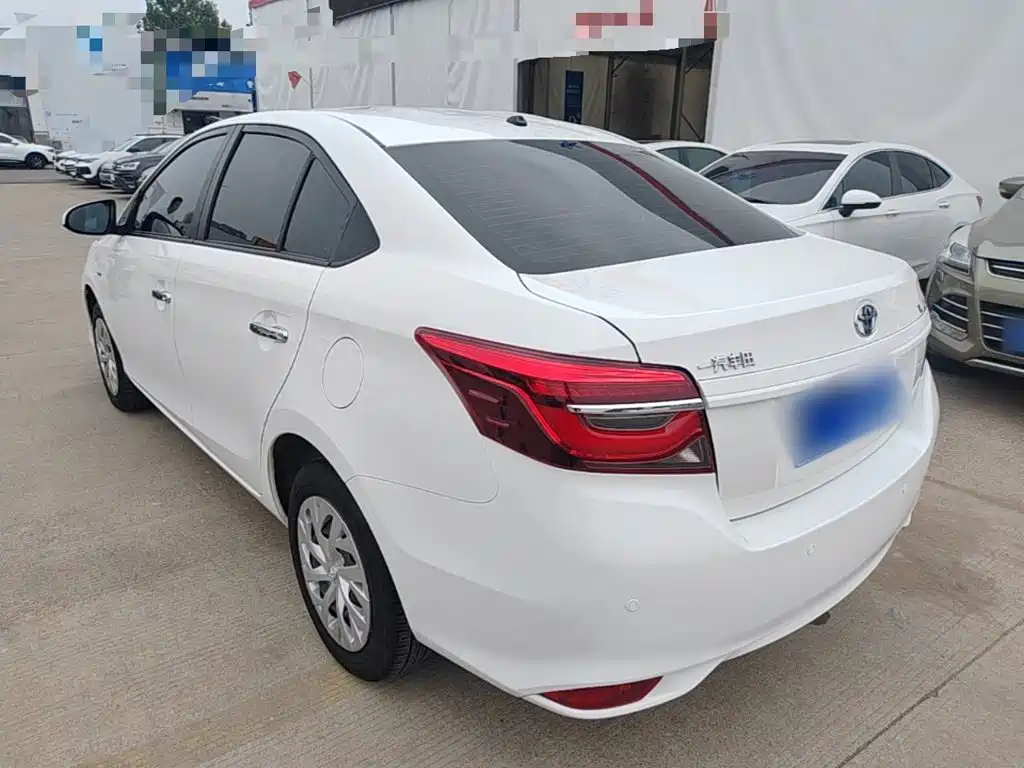 Toyota Vios — фото 5