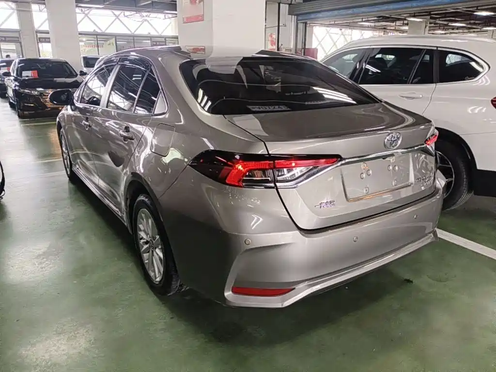Toyota Corolla — фото 5