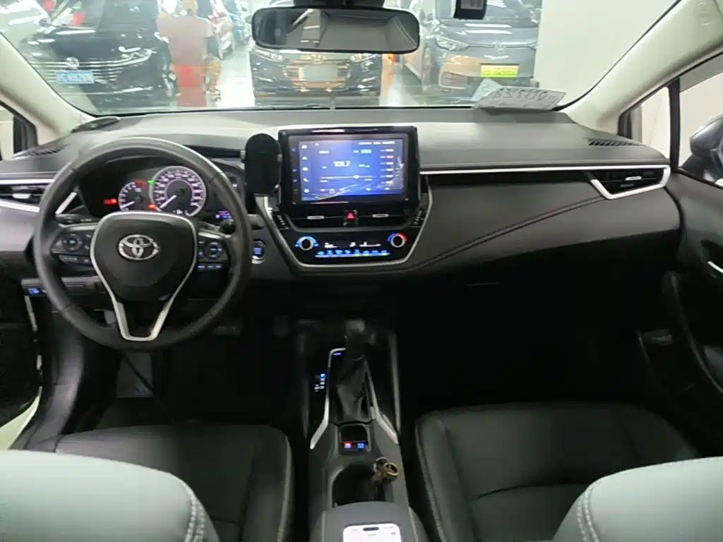 Toyota Corolla — фото 10